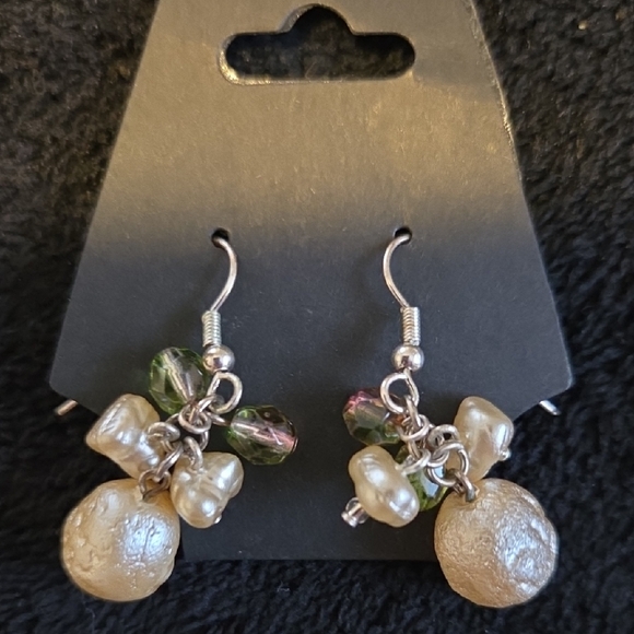 Elegant Pearl and Green Bead Jewelry Set - Picture 7 of 8